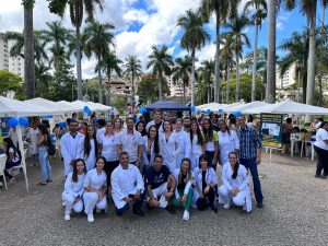 Março Azul: estudantes orientam população sobre o câncer colorretal