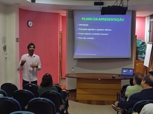 Professor Rodrigo Siqueira ministra palestra para corpo clínico do HAG