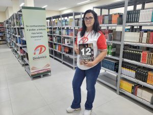 Biblioteca da Dinâmica ganha livro sobre arte e cultura em Ponte Nova